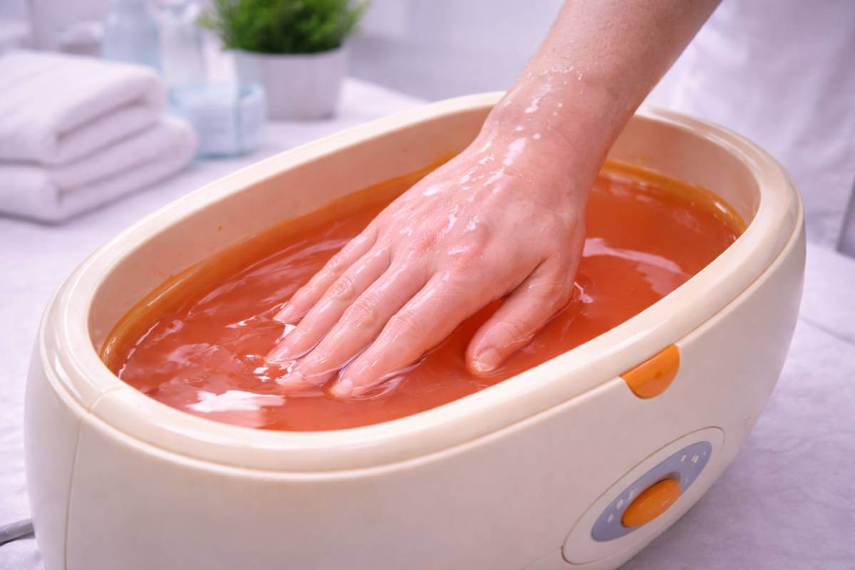 La paraffinoterapia è una terapia fisica (termoterapia)